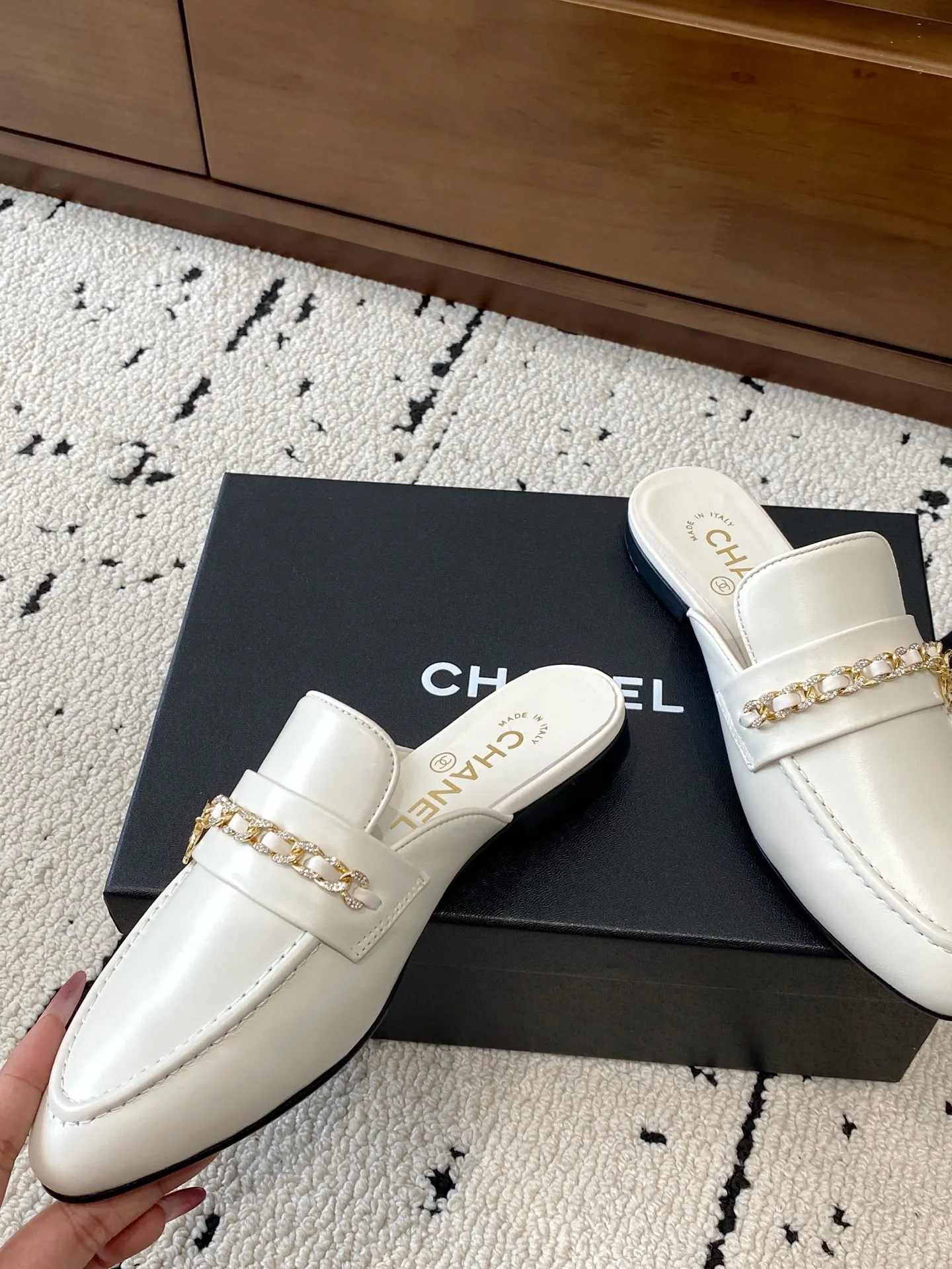 👟👟Ex-factory price 560👟👟 🍀CHANEL｜Chanel Chanel 25C early spring new product, chain buckle low-heeled pointed toe flat slippers, full of retro style, elegant shoe shape, very pleasing to look at. The pointed toe makes the feet become thinner and looks slender. The classic chain double C buckle is paired with a thick heel design. The shoe shape is particularly stylish and stylish. The upper is very elegant. The upper is made of top-grade lambskin and the lining is silk sheepskin. It is super comfortable. Italian imported cowhide outsole. Size: 35-39 (40/41 customized) 👉 👉 👉